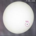 Venustransit am 08.06.2004 - 09:36 Uhr: In ca. 4 Stunden wird die Venus auf der weiter gedachten Linie die Sonne verlassen.