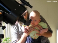 Venustransit am 08.06.2004: Auch mit Papis Hilfe wagte unsere Tochter Julia den Blick durch das Teleskop.